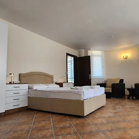 Club Atrium & 3*
